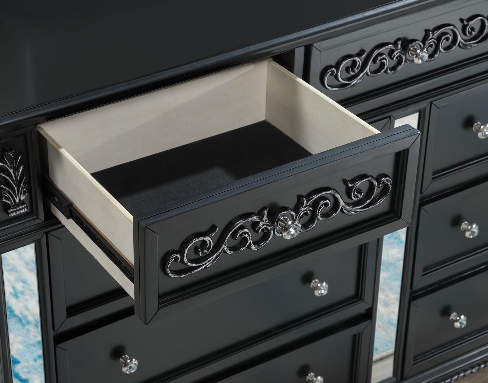 Black Chest - view 6